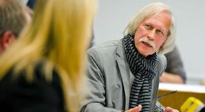 Rolf Gssner bei einer Diskussionsveranstaltung mit der niederschsischen Verfassungsschutzprsidentin Maren Brandenburge
