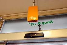 �ber dem Eingang in der star-Tankstelle in Walle h�ngt seit Kurzem eine �DNA-Dusche�.