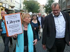 Veronika Thomas-Ohst, stellvertretende Vorsitzende des Aachener Friedenspreises, und Tobias Pflüger auf der von DGB und Aachener Friedenspreis veranstalteten Antikriegstags-Demo in Aachen - Foto: © 2011 arbeiterfotografie.com